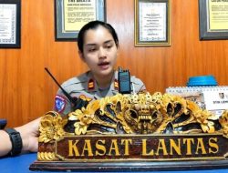 Sambut HUT RI, Satlantas Polres Ternate Bagikan Bendera Merah Putih kepada Pengendara