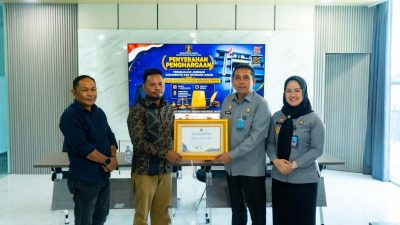 Kemenkum Malut Serahkan Penghargaan JDIH kepada DPRD Haltim, Dorong Percepatan Harmonisasi Raperda