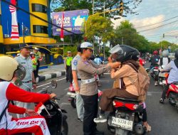 Sambut HUT RI ke-81, Satlantas Polres Ternate Bagi Helm dan Bendera Merah Putih ke Pengendara