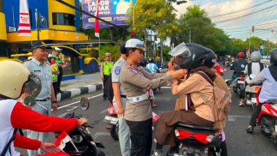 Sambut HUT RI ke-81, Satlantas Polres Ternate Bagi Helm dan Bendera Merah Putih ke Pengendara