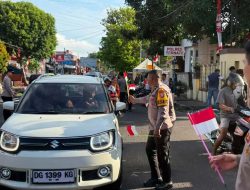 Polres Ternate Kembali Bagikan Bendera Merah Putih Kepada Masyarakat