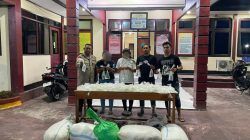 Brimob Polda Malut Serahkan Dua Wanita ke Polsek Oba Utara Atas Kasus Peredaran Miras