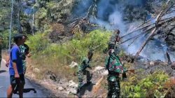 Personel Yonif 732/Banau Bersama Warga Padamkan Api di Sidangoli Halbar
