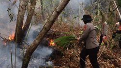 Gerak Cepat Personel Polres Ternate  dan Satbrimob Tangani Kebakaran Hutan dan Lahan di Tubo