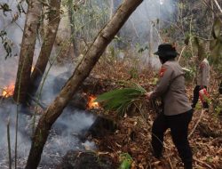 Gerak Cepat Personel Polres Ternate  dan Satbrimob Tangani Kebakaran Hutan dan Lahan di Tubo