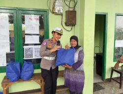 Dalam Rangka Hari Lalu Lintas, Satlantas Polres Ternate Bagikan Sembako ke Warga 