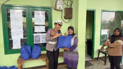 Dalam Rangka Hari Lalu Lintas, Satlantas Polres Ternate Bagikan Sembako ke Warga 