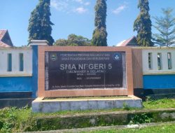 Kepsek SMAN 5 Halsel Bantah Tudingan Kinerja Buruk, Tegaskan Sekolah Berjalan Sesuai Ketentuan