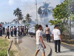 Brimob dan Damkar Sigap Padamkan Kebakaran Lahan di Halmahera Timur