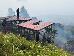 Taman Love Dilalap Api, TNI-Polri dan Masyarakat Pemadaman Manual