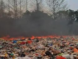 TPA Buku Deru-Deru Dilahap Sijago Merah, Api Mulai Mendekat Wisata Jikomalamo