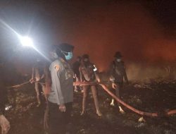 Kapolres Ternate Pimpin Personel Gabungan Padamkan Api Kebakaran 3 Hektare di TPA 