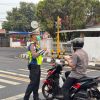 Cuaca Tak Bersahabat,  Polantas Ternate Bagi-Bagi Masker di Jalan