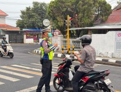 Cuaca Tak Bersahabat,  Polantas Ternate Bagi-Bagi Masker di Jalan