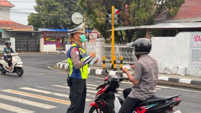 Cuaca Tak Bersahabat,  Polantas Ternate Bagi-Bagi Masker di Jalan