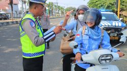 Hari ke-2 Operasi Patuh, Ditlantas Polda Malut Bagikan Cokelat dan Brosur Keselamatan di Sofifi