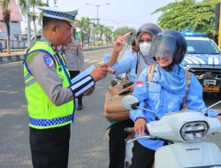 Hari ke-2 Operasi Patuh, Ditlantas Polda Malut Bagikan Cokelat dan Brosur Keselamatan di Sofifi