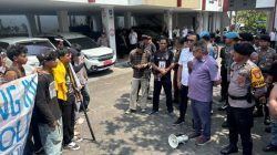 Polisi Bersama Masyarakat, Polres Ternate Kawal Aspirasi Mahasiswa dengan Humanis di Kantor DPRD