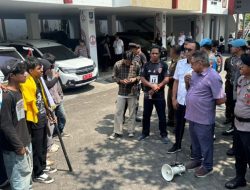 Polisi Bersama Masyarakat, Polres Ternate Kawal Aspirasi Mahasiswa dengan Humanis di Kantor DPRD