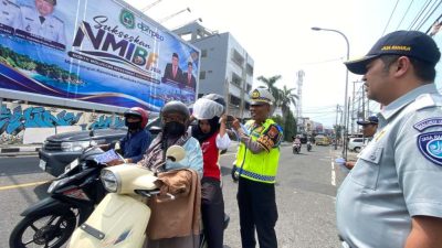Satlantas Polres Ternate Bersama Jasa Raharja Bagikan Helm dan Brosur Keselamatan 